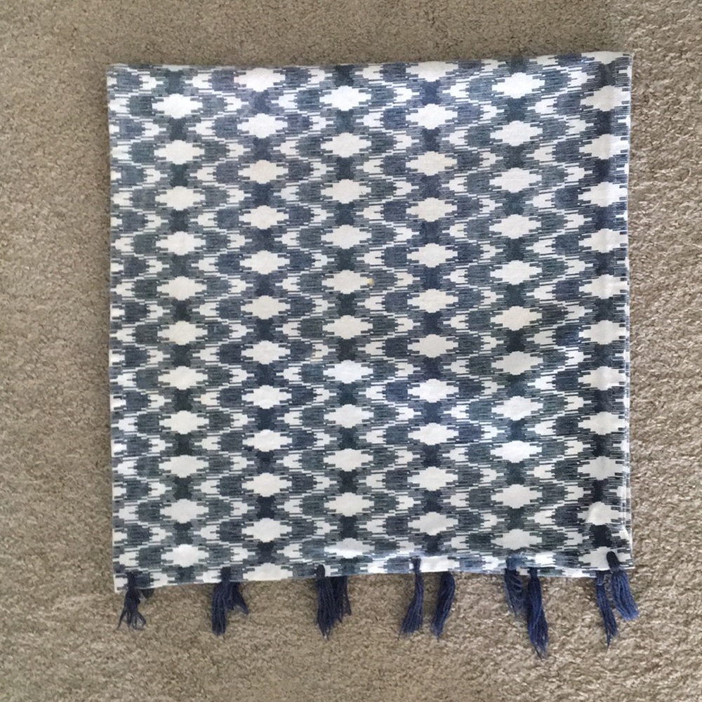 🌻 Navy blue and white table runner.